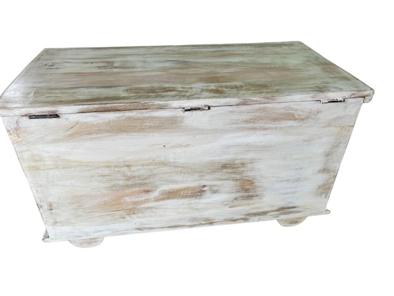 Baúl vintage de madera blanca tallada