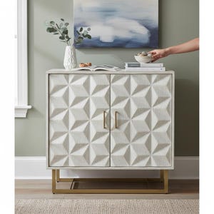 モダンなホワイトウッド彫刻キャビネット - 幾何学的なフロント、真鍮の脚 - アクセント収納サイドボード、玄関またはリビングルームの装飾家具 - ベッドサイド