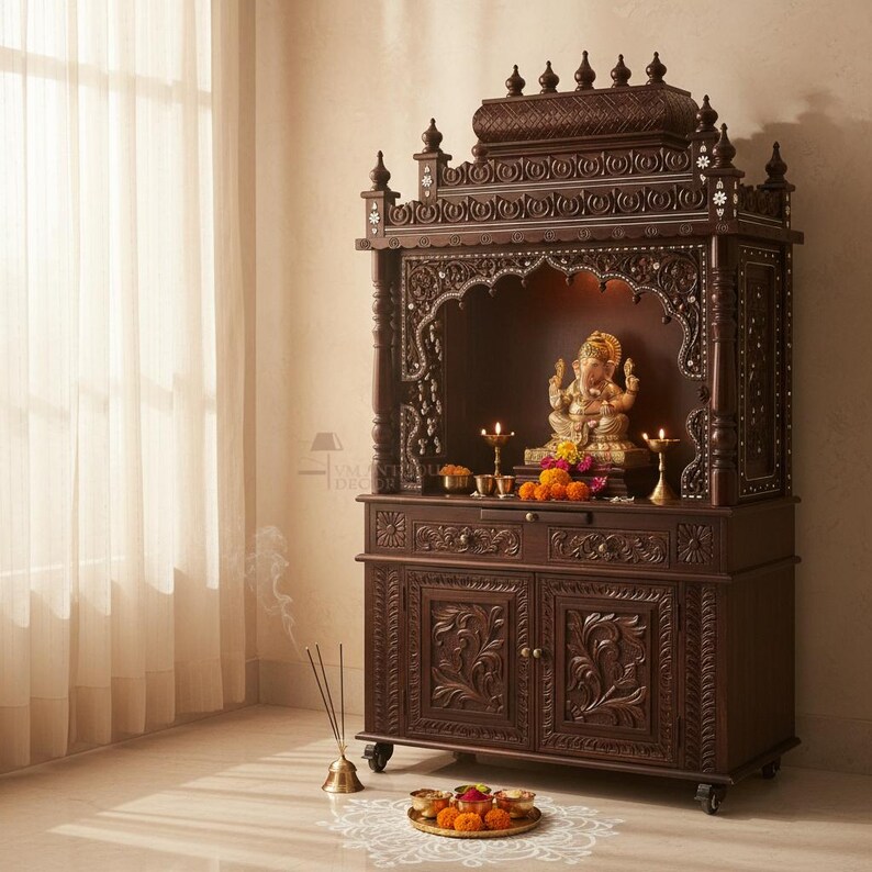 K&ouml;nnte beinhalten: Ein dunkelbrauner Holztempelschrank mit aufwendigen Schnitzereien, der eine zentrale Nische mit einer goldenen Statue, Kerzen und Blumen aufweist. Der Schrank hat zwei T&uuml;ren mit Blumenschnitzereien und steht auf Rollen. R&auml;ucherst&auml;bchen und ein dekorativer Teller sind davor.