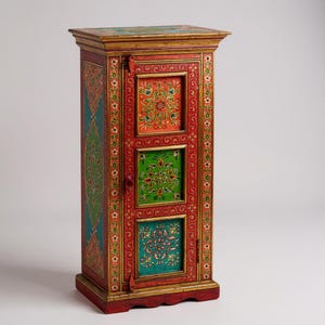 Puede incluir: Un mueble de madera pintado a mano con un marco rojo y tres paneles coloridos. Los paneles son naranja, verde y turquesa, cada uno con diseños florales. El mueble tiene detalles dorados y un panel lateral turquesa con un patrón floral.