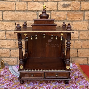 Templo Pooja de madeira com sinos Mandir Armazenamento de mesa -Templo religioso-Pooja Stand Mandir com parede de mesa Templo-Gabinete Pooja com sinos de latão