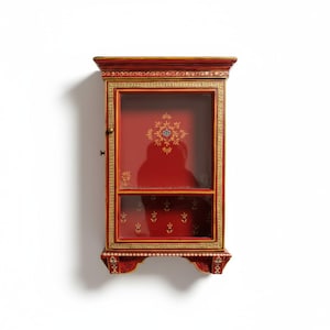 Op de afbeelding: Een rechthoekige wandkast met een rode afwerking en goudkleurige decoratieve randen. De kast is voorzien van een glazen deur, een enkele interne plank en ingewikkelde bloemmotieven in geel en wit op de achterwand aan de binnenzijde.
