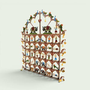 Puede incluir: Un colgante de pared rectangular de madera de varios niveles con una parte superior arqueada. La estructura est&aacute; pintada en rojo oscuro con patrones florales blancos y contiene numerosos compartimentos peque&ntilde;os. Cada secci&oacute;n muestra figuras pintadas a mano de elefantes, pavos reales y personas, acentuadas con peque&ntilde;as campanas de metal de tono dorado colgantes.