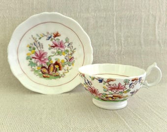 Taza y platillo de té antiguos de Staffordshire con diseño floral