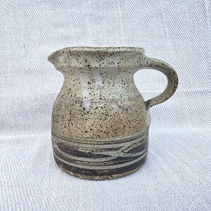 Brocca in gres piccola da 9,5 cm, realizzata in ceramica da Andrew Hague Studio Pottery.