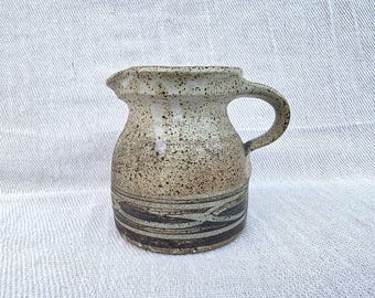 Brocca in gres piccola da 9,5 cm, realizzata in ceramica da Andrew Hague Studio Pottery.