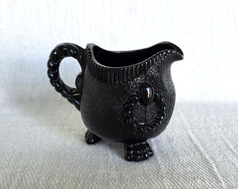 Viktoriansk gräddkanna i svart glas med rombmärke ca 1870–1890 | Gräddkanna i pressad glas | Antik engelsk porslin