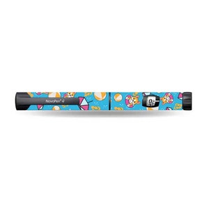 Peut inclure: Un stylo à insuline bleu avec un motif coloré représentant un chien portant un gilet de sauvetage et des ballons de plage. Le stylo porte l'inscription "NovoPen 4" et un écran numérique affichant "0.5".