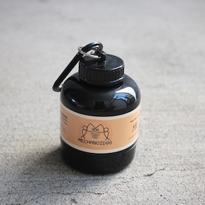 Puede incluir: Un recipiente de plástico negro con un mosquetón. El recipiente tiene una etiqueta con el texto "MECHANOID88" y un gráfico de un robot.