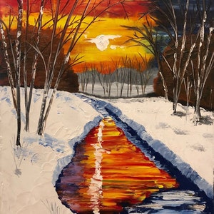 Op de afbeelding: Een schilderij van een besneeuwde winterscène met een beek die door het midden loopt. De beek reflecteert de kleuren van de zonsondergang, die een levendig oranje, geel en rood is. De bomen aan weerszijden van de beek zijn kaal en de sneeuw is wit.