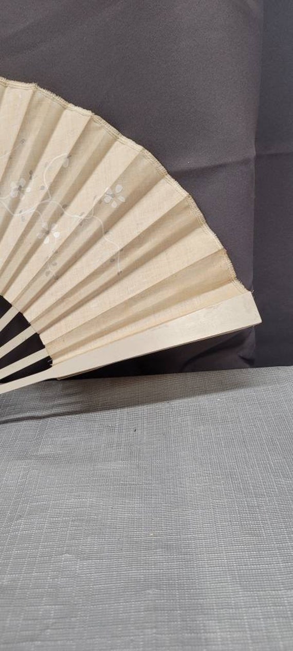 Beautiful Japanese Cloth Hand Fan White with Flor… - image 4