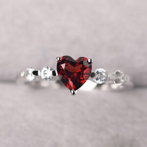 Hartvormige 6 x 6 mm granaat verlovingsring 14 kt witgoud unieke geboortesteen januari-ring