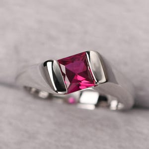 Anillo de compromiso de rubí de corte princesa de plata esterlina con forma de caña libre y piedra natal de julio