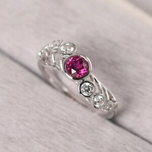 Anillo de rubí multipiedra engastado en bisel, anillo con piedra natal de julio de corte redondo, anillo de onda de forma libre