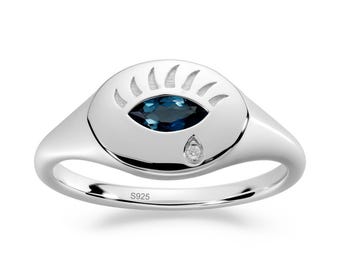 Gotische Londense zegelring met blauwe topaas sterlingzilveren marquise geslepen boze oogring geboortesteen december