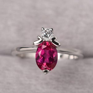 Anillo de abeja reina de corte ovalado de 6 x 8 mm, anillo de promesa de rubí delicado de plata esterlina, piedra natal de julio