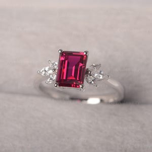 Delikatny pierścionek z różowym rubinem w kształcie prostokąta, pierścionek zaręczynowy z kamieniem urodzinowym z lipca, pierścionek z białego złota w kształcie klastra