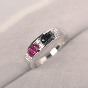 Anello con pietra portafortuna incastonata in rubino e spinello nero, anello con fede nuziale taglio ovale