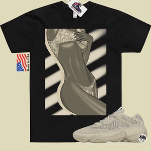 Puede incluir: Camiseta negra con un gr&aacute;fico de una mujer en traje de ba&ntilde;o, con un par de zapatillas beige con parte superior de malla y suela gruesa.