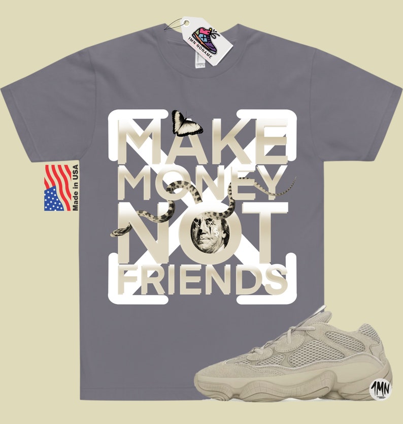 K&ouml;nnte beinhalten: Graues T-Shirt mit dem Text "MAKE MONEY NOT FRIENDS" in wei&szlig;en umrandeten Buchstaben. Ein Schlange, ein Schmetterling und ein Dollar-Schein sind in das Design integriert. Ein Paar beigefarbene Sneaker mit Mesh-Obermaterial sind unter dem T-Shirt zu sehen.
