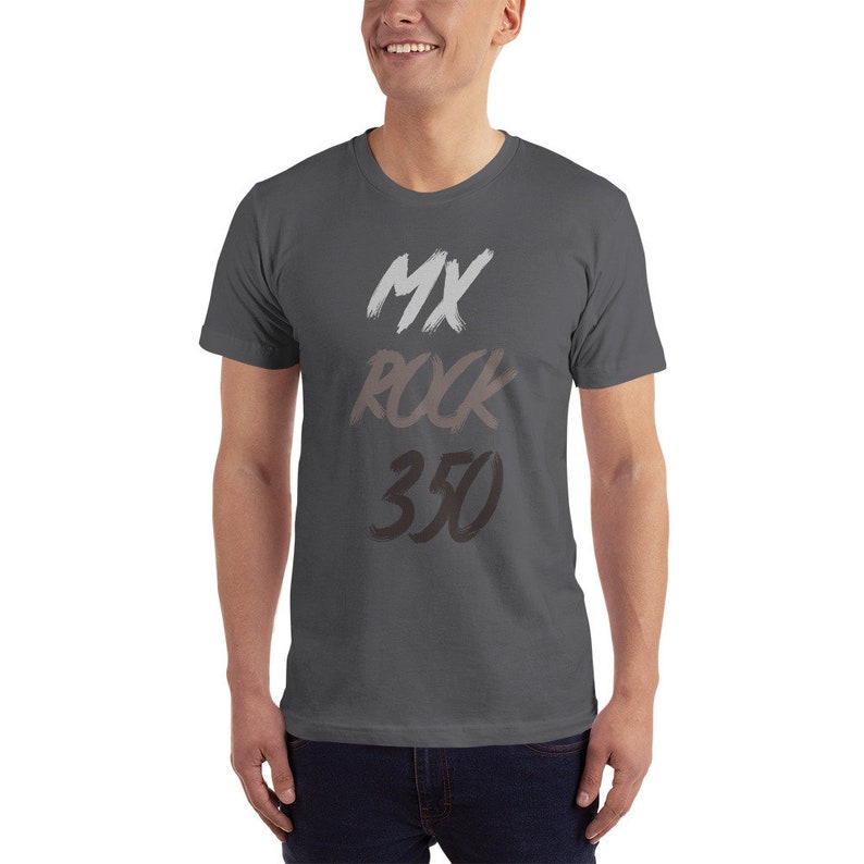 Puede incluir: Una camiseta gris oscuro con las palabras "MX ROCK 350" impresas en la parte delantera en pintura blanca, gris y negra.