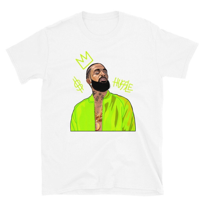 Puede incluir: Camiseta blanca con una ilustraci&oacute;n verde de un hombre que lleva una chaqueta verde y una cadena de oro. La ilustraci&oacute;n incluye una corona, un signo de d&oacute;lar y la palabra "HUSTLE".