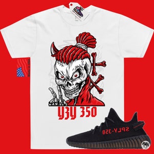 Op de afbeelding: Wit T-shirt met een rode schedelprint en de tekst "YZY 350". Zwarte en rode Yeezy 350 Boost sneakers met de tekst "SPLY-350" aan de zijkant.