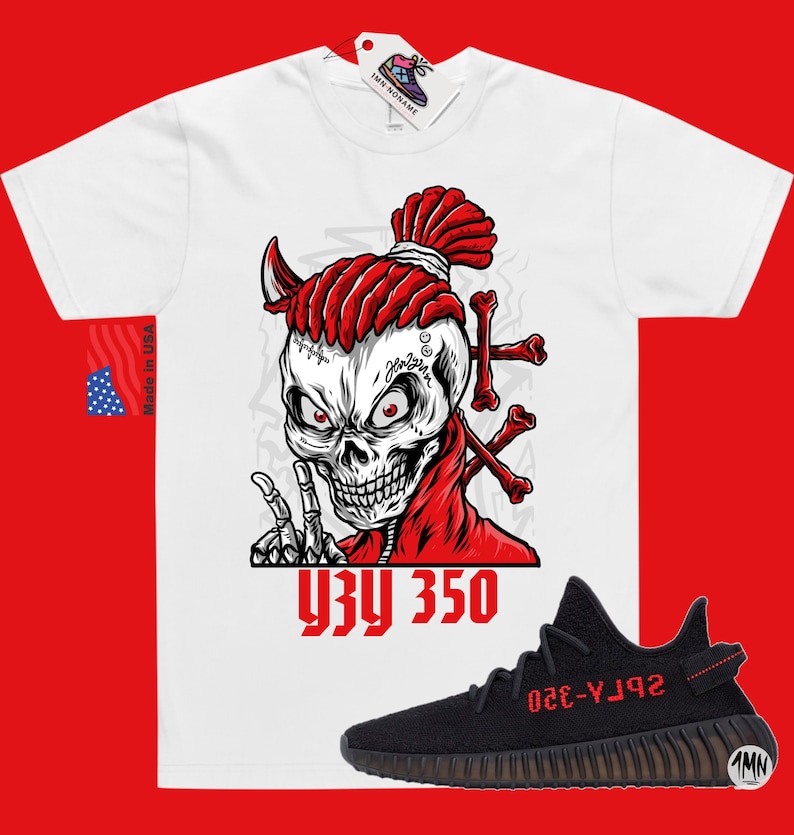 Op de afbeelding: Wit T-shirt met een rode schedelprint en de tekst "YZY 350". Zwarte en rode Yeezy 350 Boost sneakers met de tekst "SPLY-350" aan de zijkant.
