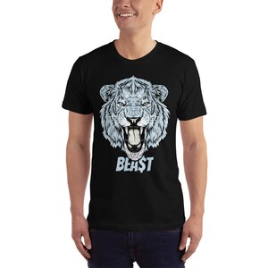 Peut inclure: T-shirt noir avec une illustration bleue et blanche d'une t&ecirc;te de lion rugissant et le mot "BEAST" imprim&eacute; en dessous.