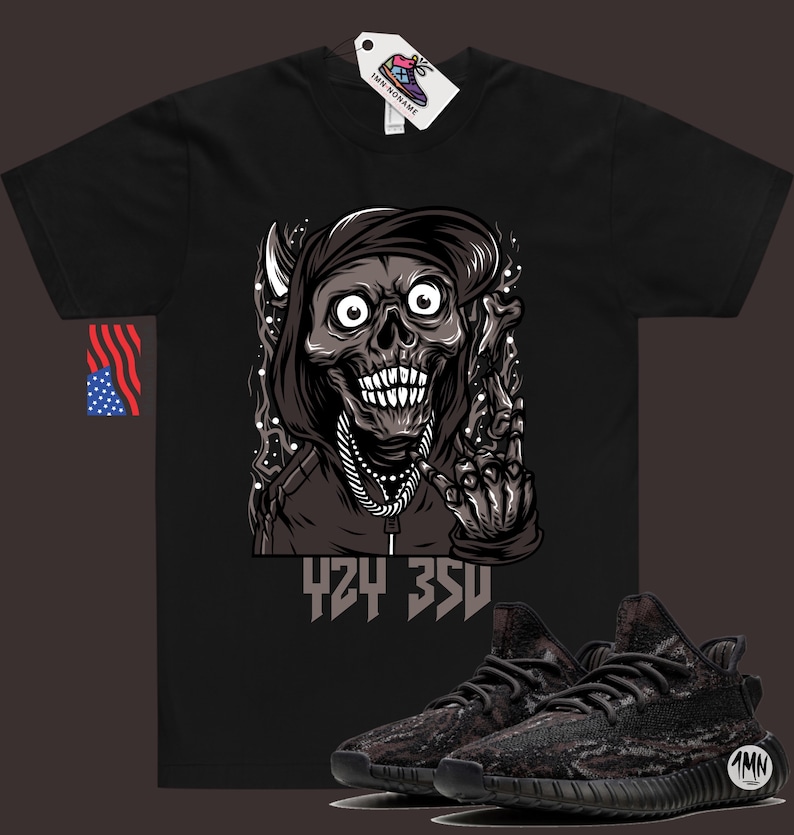 Puede incluir: Camiseta negra con un gr&aacute;fico de una calavera con capucha y una cadena, con el texto "424 350" debajo. Un par de zapatillas de deporte de camuflaje negro y marr&oacute;n con un logotipo blanco en el lateral.