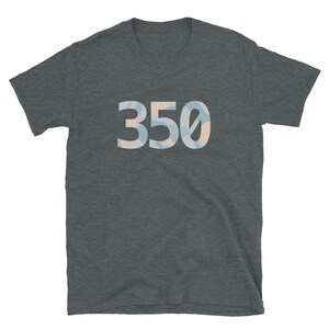 K&ouml;nnte beinhalten: Ein dunkel-melierter grauer T-Shirt mit der Nummer 350 in Wei&szlig; mit einem blauen und pfirsichfarbenen Muster.