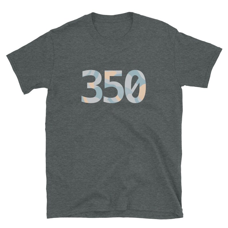 K&ouml;nnte beinhalten: Ein dunkel-melierter grauer T-Shirt mit der Nummer 350 in Wei&szlig; mit einem blauen und pfirsichfarbenen Muster.