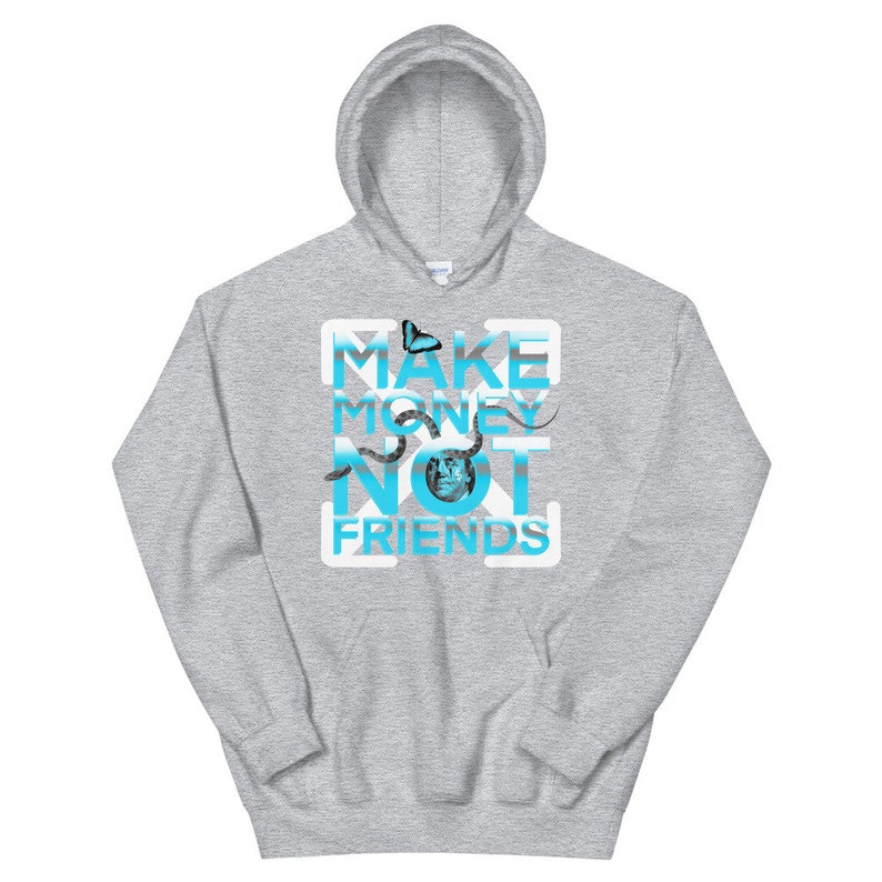 以下が含まれることがあります： 青い蝶と蛇のデザインが施された、青い文字で「MAKE MONEY NOT FRIENDS」と書かれた白い正方形のグラフィックが施されたグレーのフード付きスウェットシャツです。