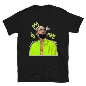 Puede incluir: Camiseta negra con una ilustraci&oacute;n verde de un hombre que lleva una chaqueta verde y una cadena de oro. La ilustraci&oacute;n est&aacute; rodeada de signos de d&oacute;lar, una corona y el texto "#HUSSLE".