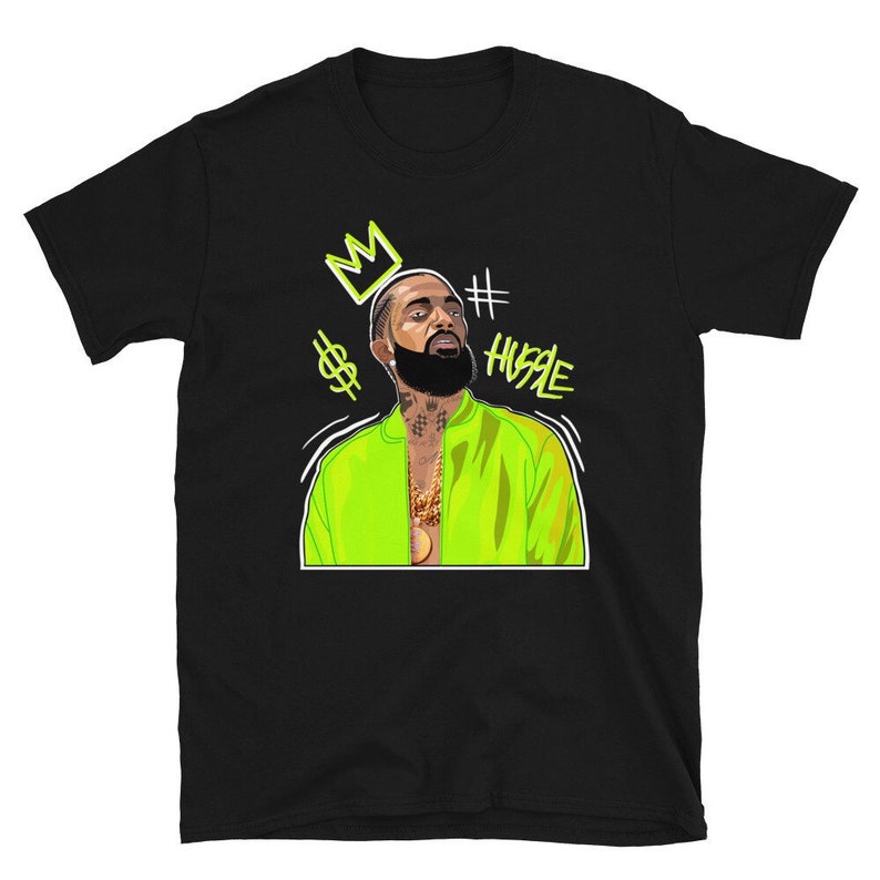 Puede incluir: Camiseta negra con una ilustraci&oacute;n verde de un hombre que lleva una chaqueta verde y una cadena de oro. La ilustraci&oacute;n est&aacute; rodeada de signos de d&oacute;lar, una corona y el texto "#HUSSLE".