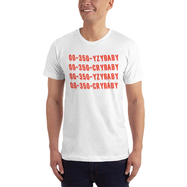 Peut inclure: T-shirt blanc avec le texte "00-350-YZBABY 00-350-CRYBABY 00-350-YZBABY 00-350-CRYBABY" imprim&eacute; en rouge.