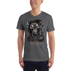 Puede incluir: Una camiseta gris oscuro con un gr&aacute;fico de una calavera con una capucha y una gorra de b&eacute;isbol. La calavera est&aacute; haciendo un gesto con la mano y tiene una cadena alrededor del cuello. El texto "424 350" est&aacute; impreso debajo de la calavera.