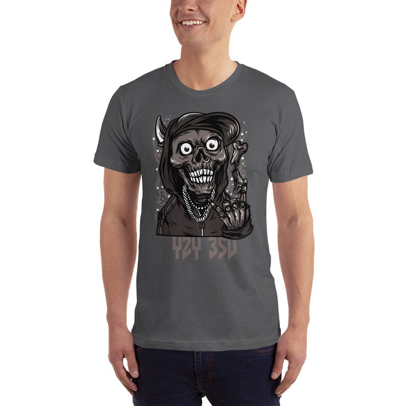 Puede incluir: Una camiseta gris oscuro con un gr&aacute;fico de una calavera con una capucha y una gorra de b&eacute;isbol. La calavera est&aacute; haciendo un gesto con la mano y tiene una cadena alrededor del cuello. El texto "424 350" est&aacute; impreso debajo de la calavera.