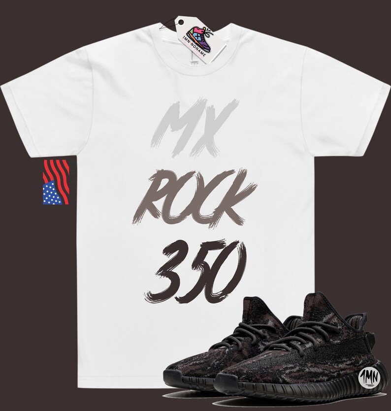 Puede incluir: Camiseta blanca con el texto "MY ROCK 350" en letras grises y negras en forma de pinceladas. Debajo de la camiseta se muestra un par de zapatillas de deporte de camuflaje negro y marr&oacute;n con suela negra.