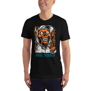 Puede incluir: Camiseta negra con un gr&aacute;fico de una calavera con una capucha blanca y haciendo un signo de paz. El texto "WAVE RUNNER" est&aacute; impreso debajo del gr&aacute;fico.