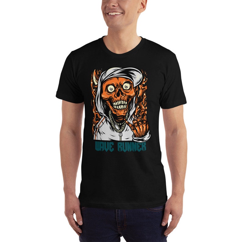 Puede incluir: Camiseta negra con un gr&aacute;fico de una calavera con una capucha blanca y haciendo un signo de paz. El texto "WAVE RUNNER" est&aacute; impreso debajo del gr&aacute;fico.
