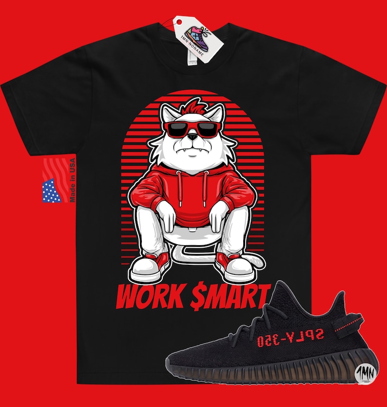 Puede incluir: Camiseta negra con un gato de dibujos animados blanco que lleva una sudadera roja y gafas de sol. El gato est&aacute; sentado con el texto "WORK $MART" debajo. Un par de zapatillas Yeezy negras y rojas se encuentran en la esquina inferior derecha de la imagen.