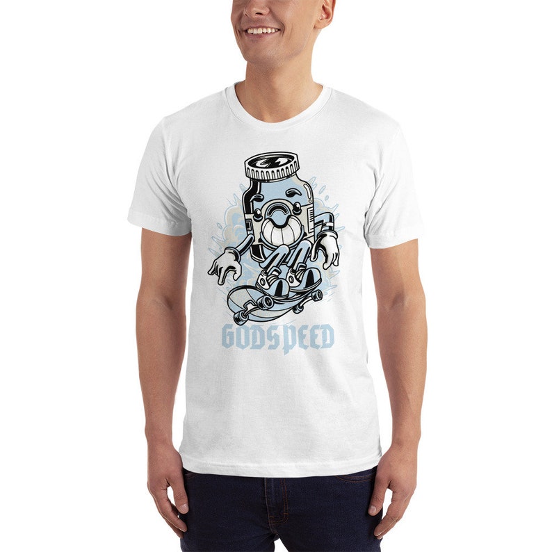 K&ouml;nnte beinhalten: Wei&szlig;es T-Shirt mit einer Cartoon-Illustration eines Glases mit einem Gesicht, das Skateboard f&auml;hrt. Das Glas tr&auml;gt eine schwarze M&uuml;tze und hat ein blaues und wei&szlig;es Skateboard. Der Text "GODSPEED" ist unter dem Glas gedruckt.