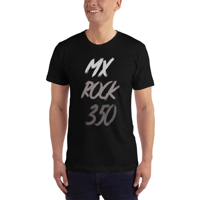 Puede incluir: Una camiseta negra con texto blanco y gris que dice "MX ROCK 350".