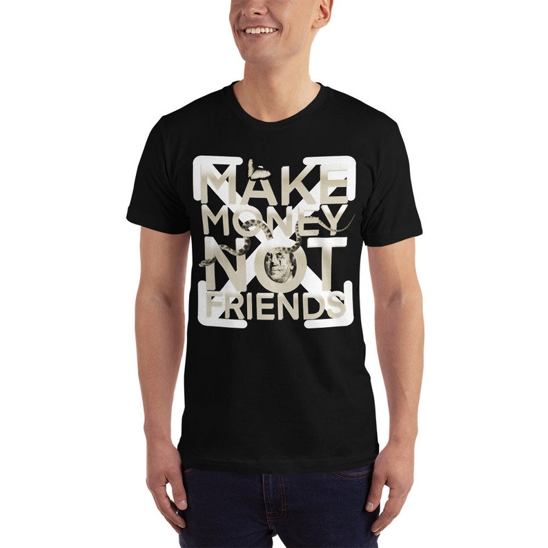 K&ouml;nnte beinhalten: Schwarzes T-Shirt mit einem wei&szlig;en Grafikdesign, auf dem "MAKE MONEY NOT FRIENDS" steht, mit einer Schlange und einem Gesicht in der Mitte des Designs.