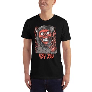 Może przedstawiać: Czarny T-shirt z czerwoną czaszką w szarej bluzie z kapturem, kt&oacute;ra pokazuje znak pokoju. Czaszka ma białe oczy i szeroki uśmiech. Tekst "424 350" jest nadrukowany na czerwono pod czaszką.