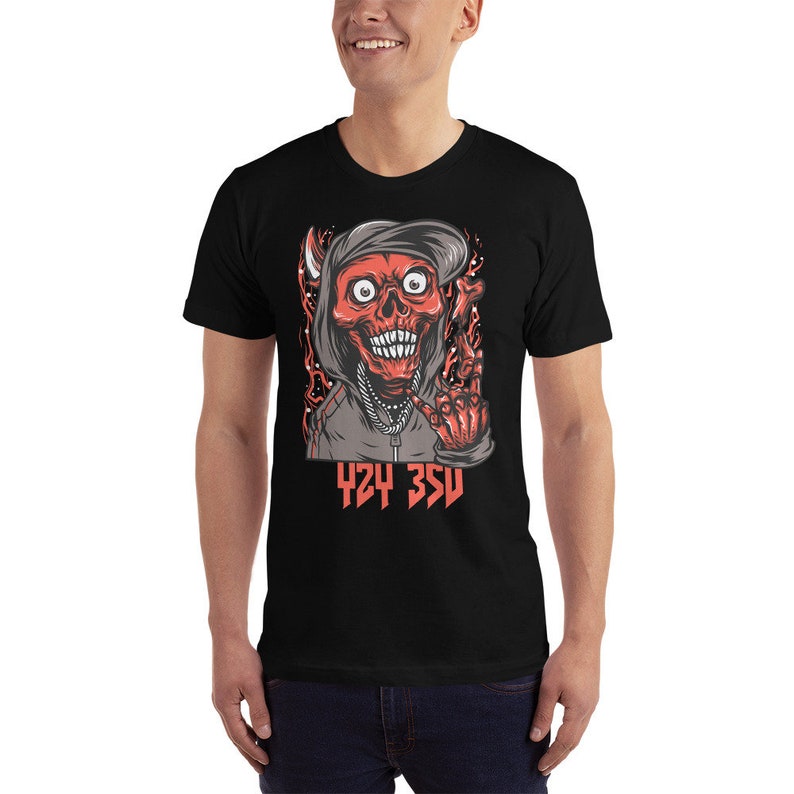 Może przedstawiać: Czarny T-shirt z czerwoną czaszką w szarej bluzie z kapturem, kt&oacute;ra pokazuje znak pokoju. Czaszka ma białe oczy i szeroki uśmiech. Tekst "424 350" jest nadrukowany na czerwono pod czaszką.