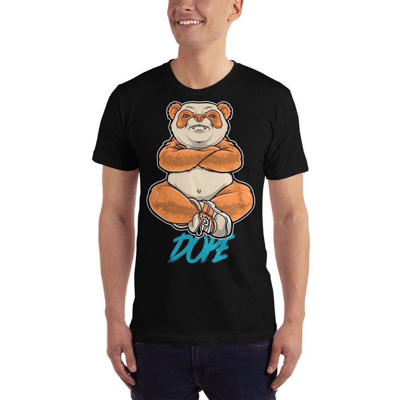 Puede incluir: Camiseta negra con un gr&aacute;fico de un panda de dibujos animados con zapatillas y la palabra "DOPE" en azul.