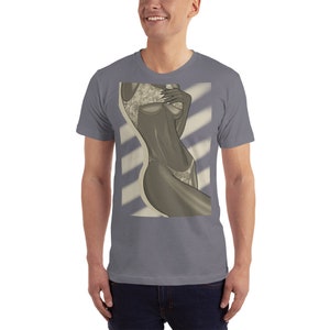 Puede incluir: Una camiseta gris con un estampado gr&aacute;fico de una mujer en traje de ba&ntilde;o. La mujer est&aacute; de pie con los brazos levantados y las manos en las caderas. El fondo es gris claro con rayas blancas.