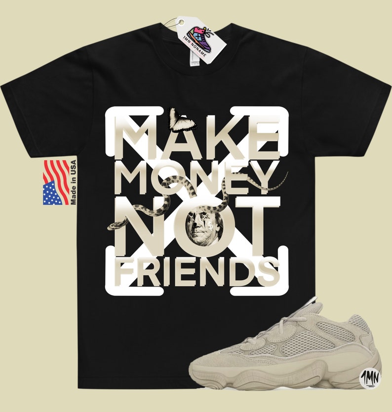 K&ouml;nnte beinhalten: Schwarzes T-Shirt mit einer wei&szlig;en Grafik, auf der "Make Money Not Friends" steht, mit einer Schlange und einem Schmetterling auf der Grafik. Das Shirt wird mit beigen Sneakern mit Mesh-Design kombiniert.